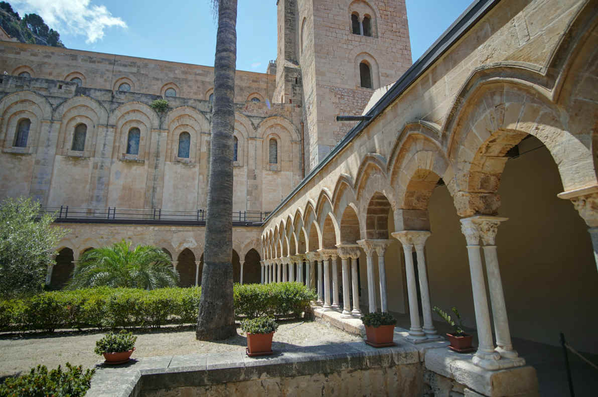 Vista Claustro Catedral de Cefalù con pórtico oeste