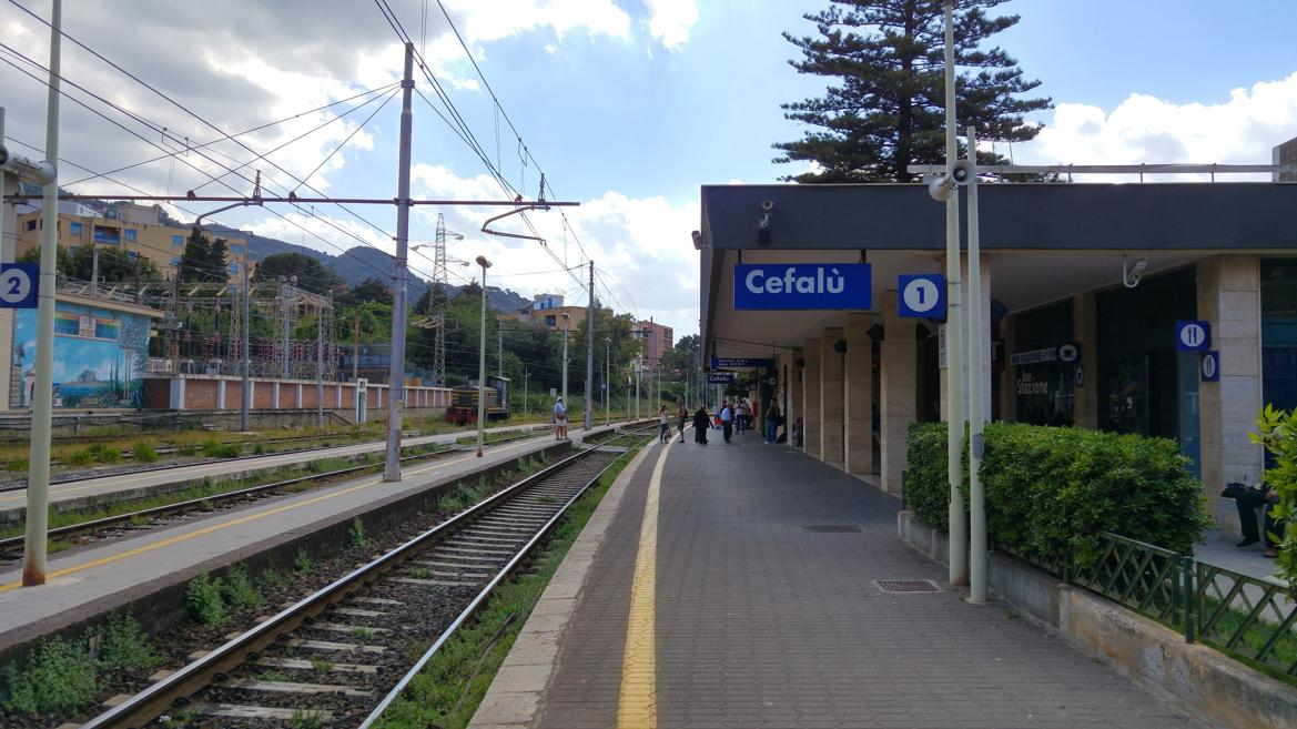 Andenes estación de trenes de Cefalù