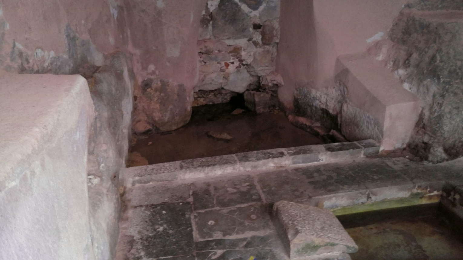 Lavadero medieval de Cefalù - Canalización desagüe de las 4 pilas al interior de la bóveda
