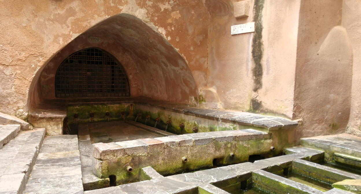 Lavadero medieval de Cefalù - La bóveda de 1890 y la bocas de agua en forma de cabeza de león