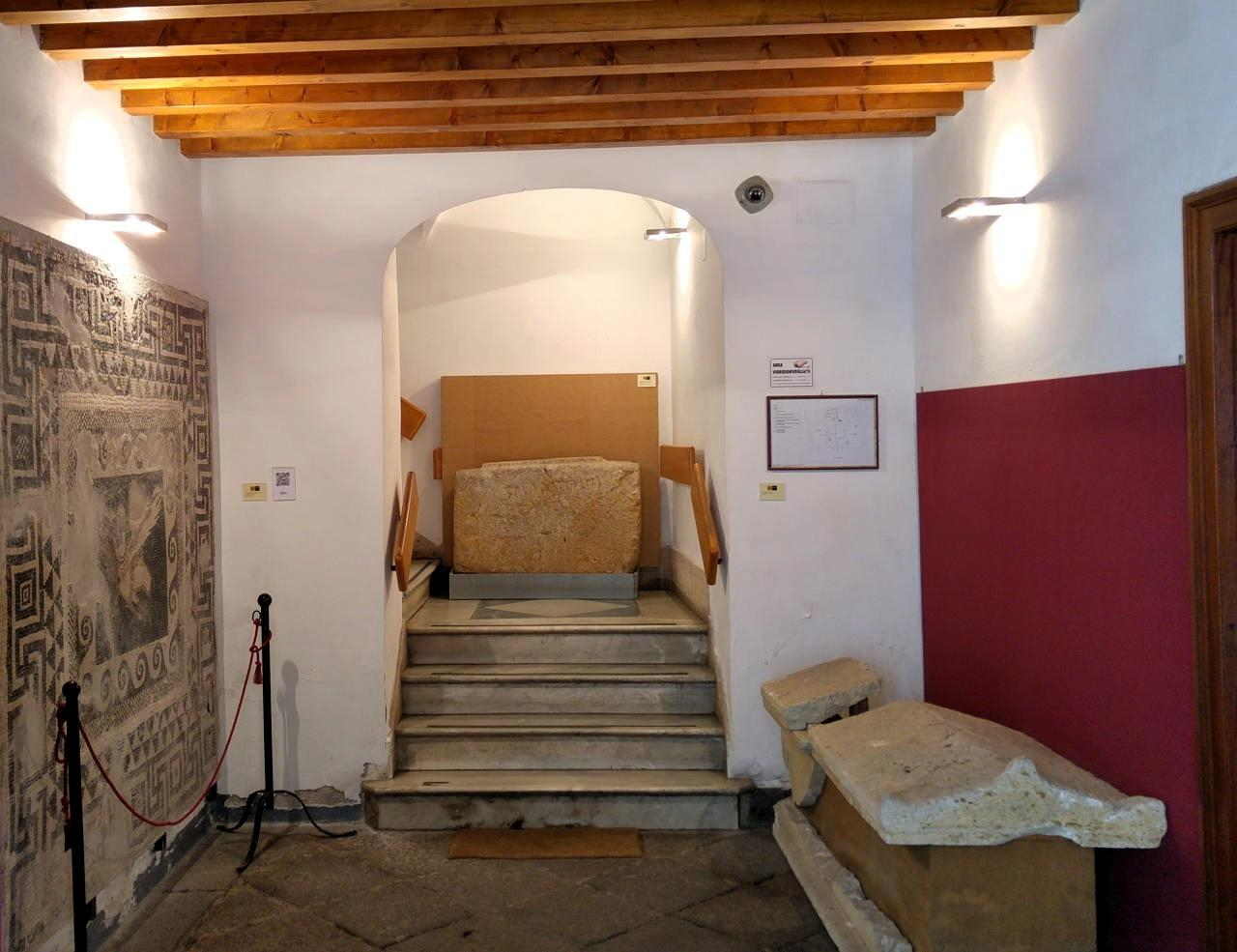 Museo Mandralisca - portal y escalera