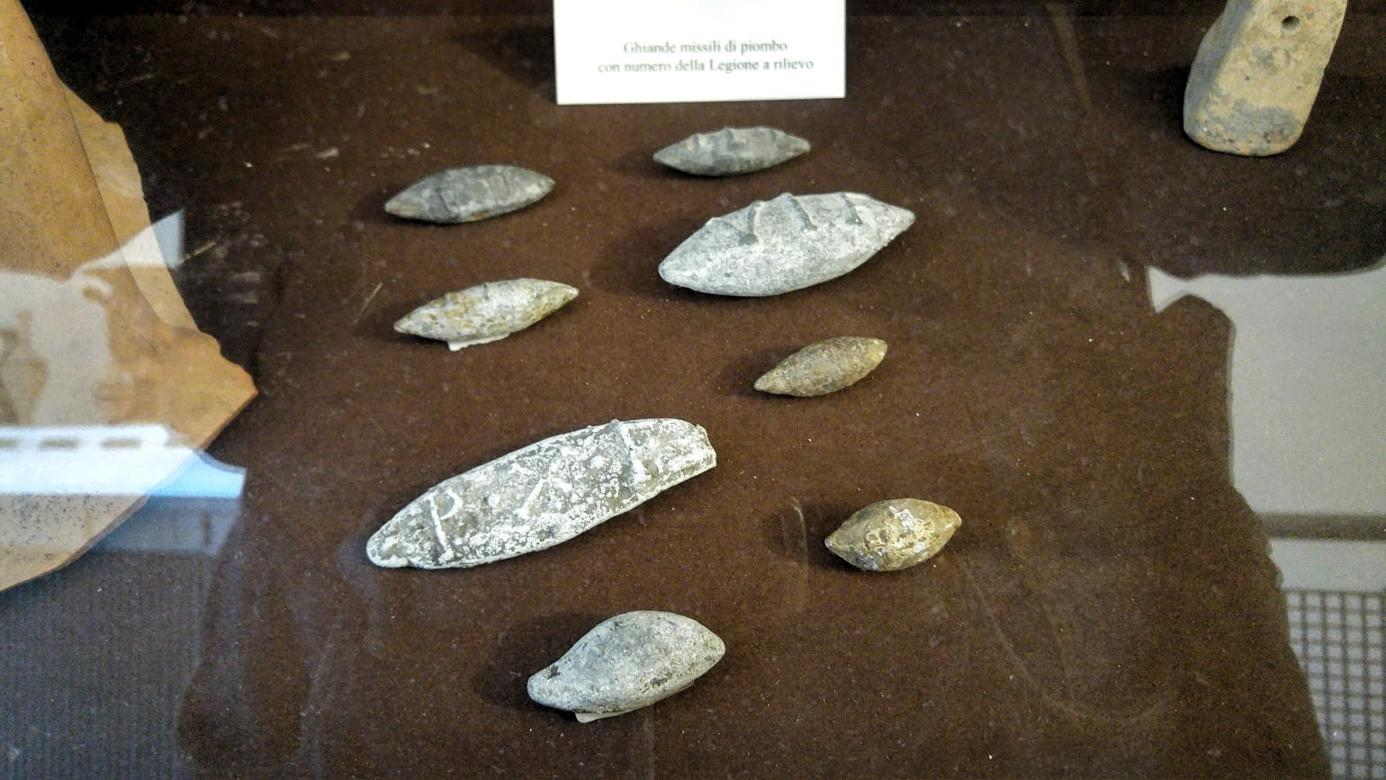 Museo Mandralisca - Proyectiles en plomo de época romana