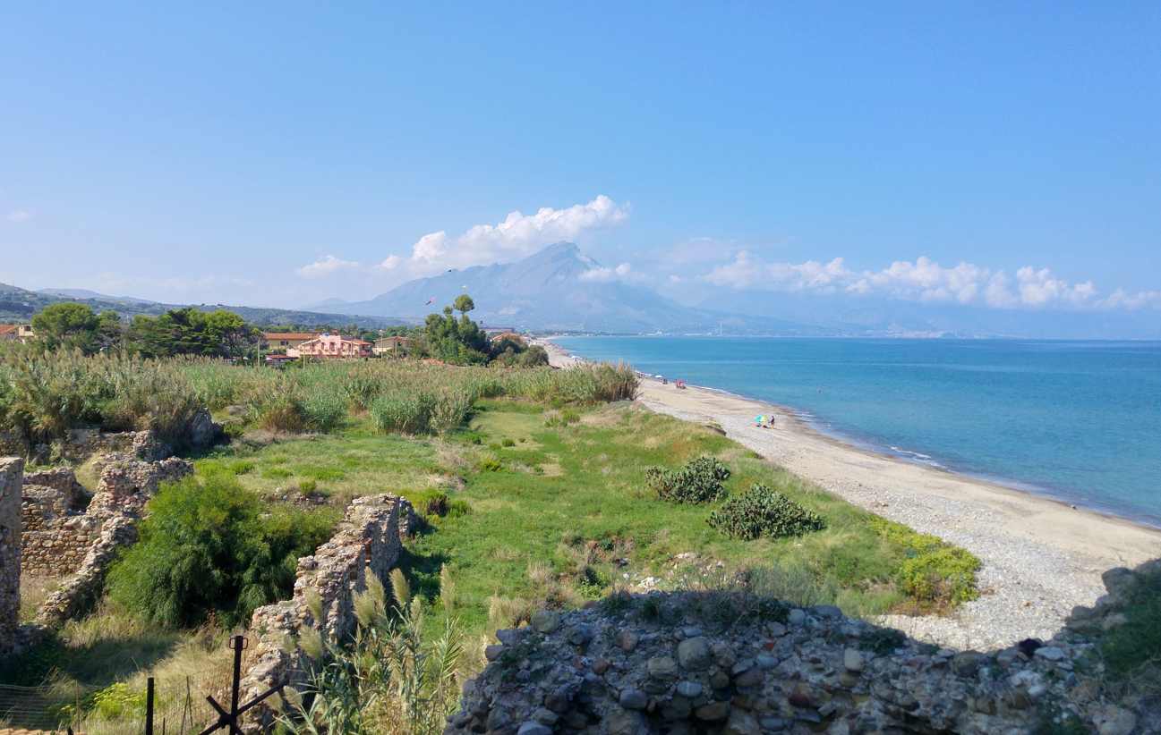 Playa de Campofelice di Roccella - playa vista desde las ruinas del poblado medieval