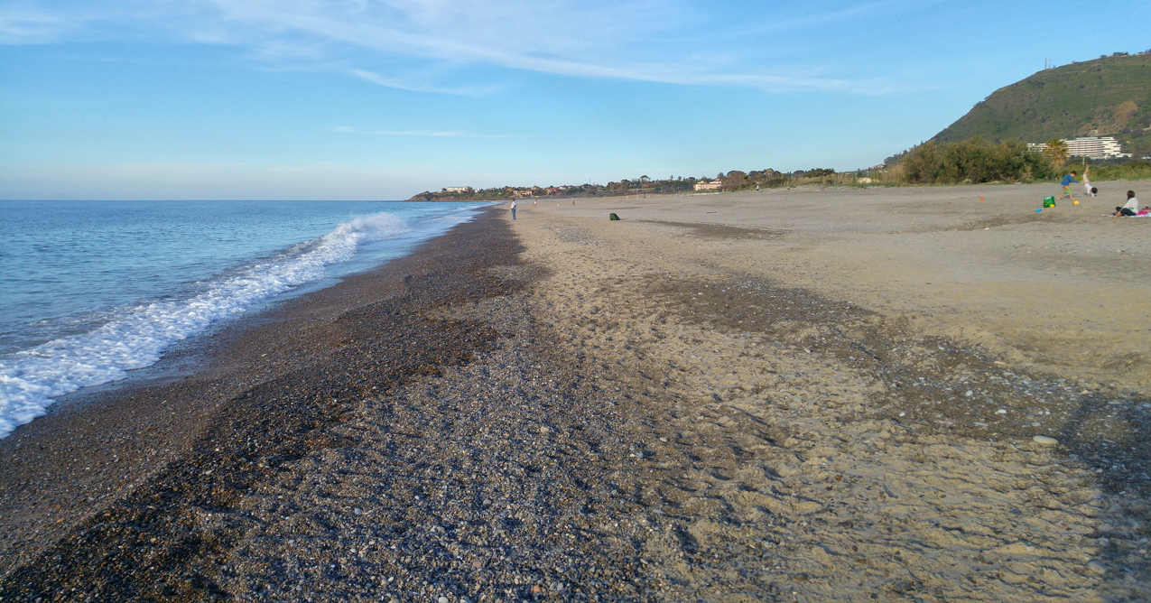 Playa de Salinelle - arena y guijarro en la orilla