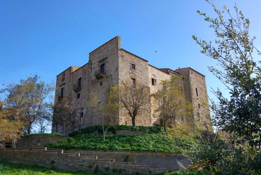 Castillo Ventimiglia - Vista castillo desde exterior villa de Castelbuono