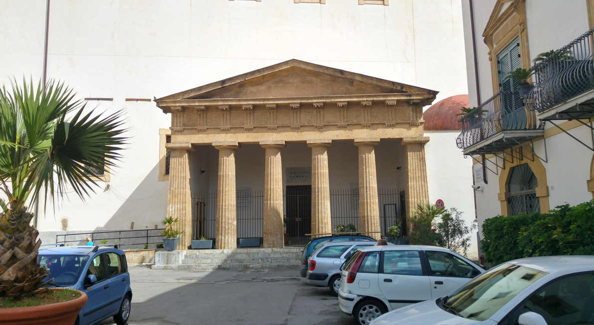 Biblioteca Comunale di Palermo in Casa Professa - el pórtico neoclásico de la biblioteca