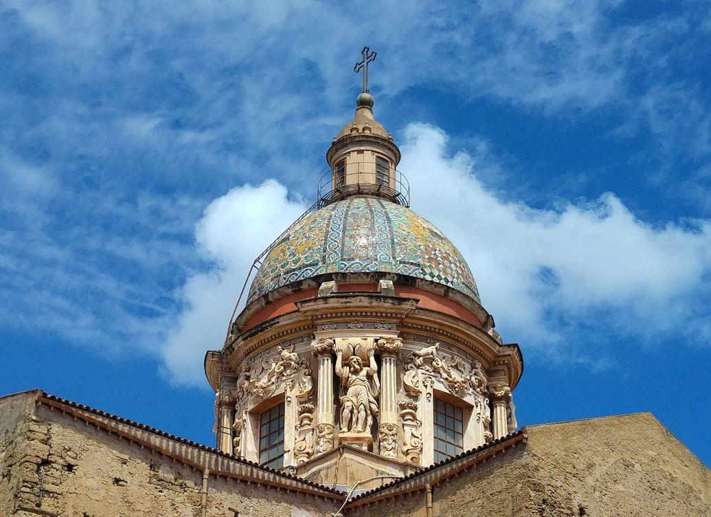 Iglesia del Carmine Maggiore - cúpula vista de cerca