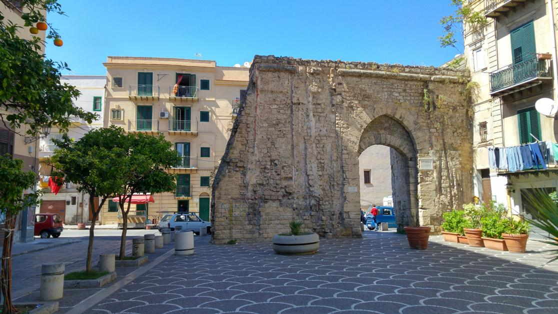 Porta Sant'Agata - vista puerta con Piazza Santa Agata