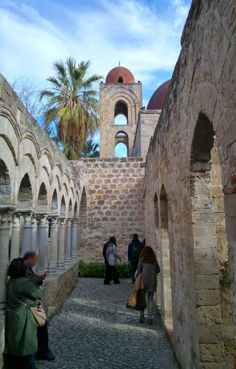 San Giovanni degli Eremiti - vista del claustro con el campanario al fondo
