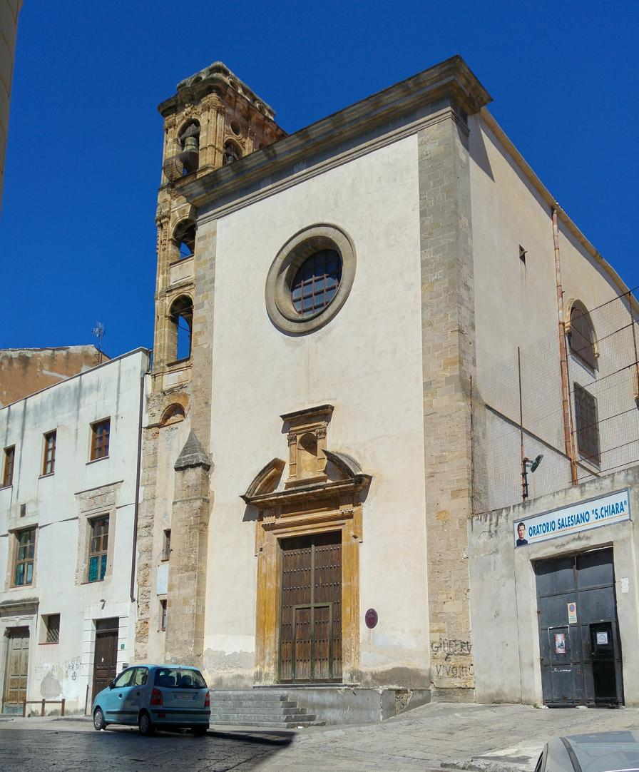 Iglesia de Santa Chiara - la fachada con el campanario