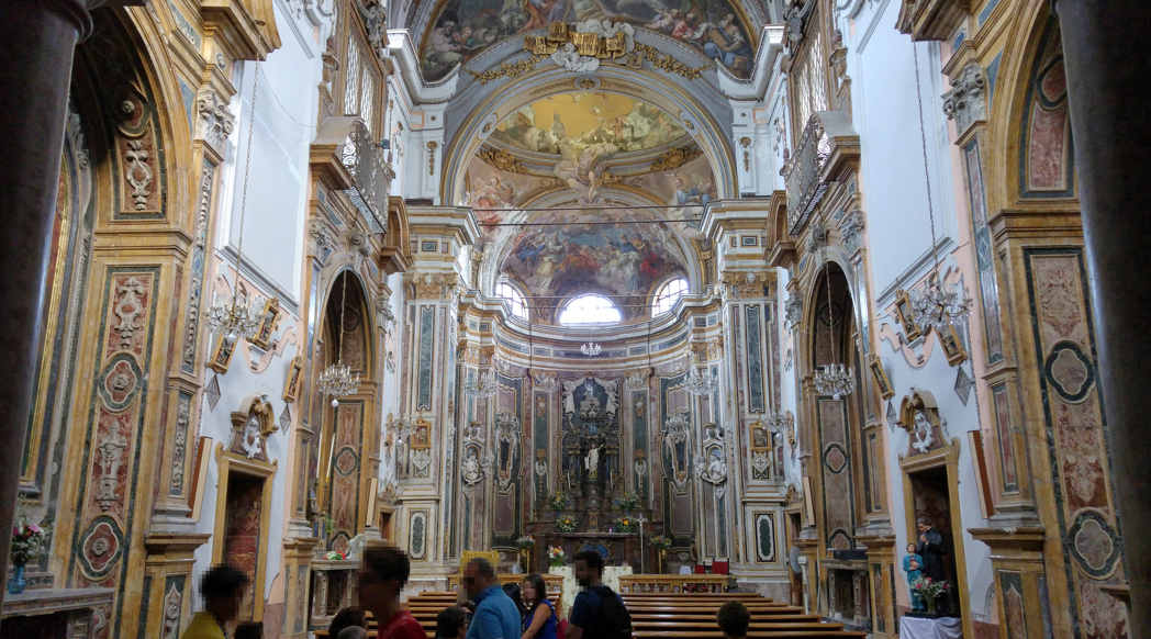 Iglesia de Santa Chiara - el interior de la iglesia