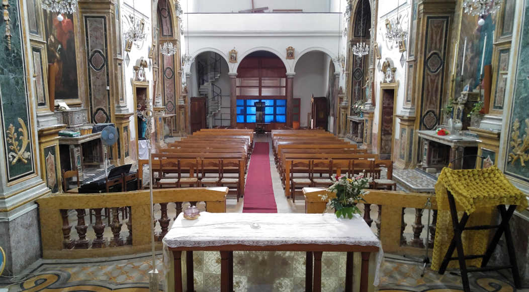 Iglesia de Santa Chiara - el interior de la iglesia visto desde el presbiterio