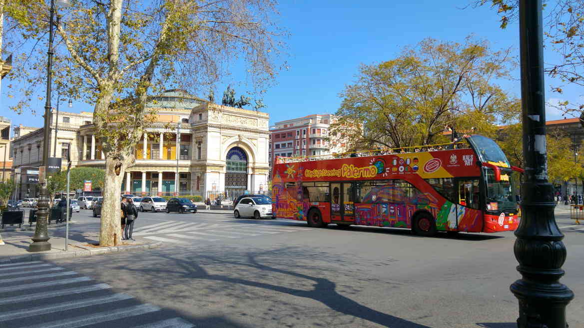 Bus turístico City Sightseeing Palermo transitando frente Teatro Politeama