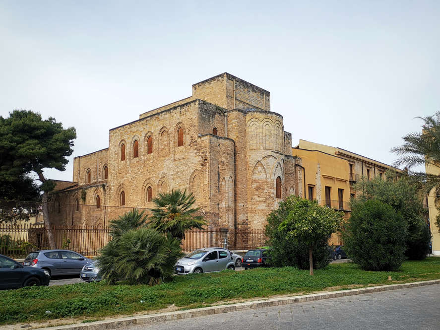 Iglesia de la Magione - fachada sur y ábsides