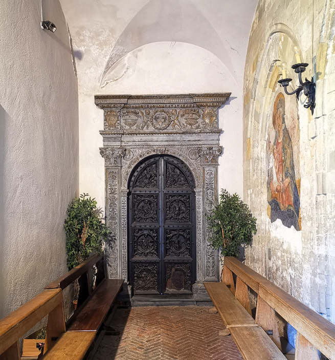 Iglesia de la Magione - portal renacentista de la sacristía