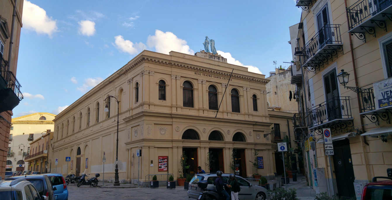 Mercato dei Lattarini - el Real Teatro Santa Cecilia