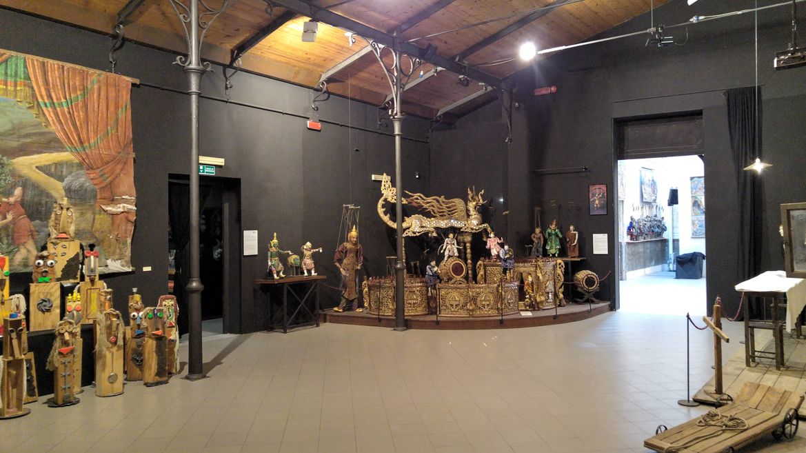 Museo de las Marionetas - salón central segunda planta museo