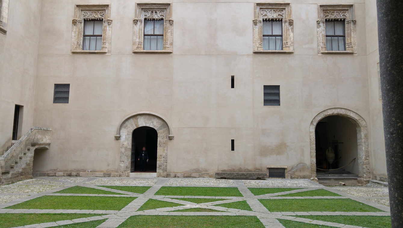 Palazzo Abatellis - lado este patio