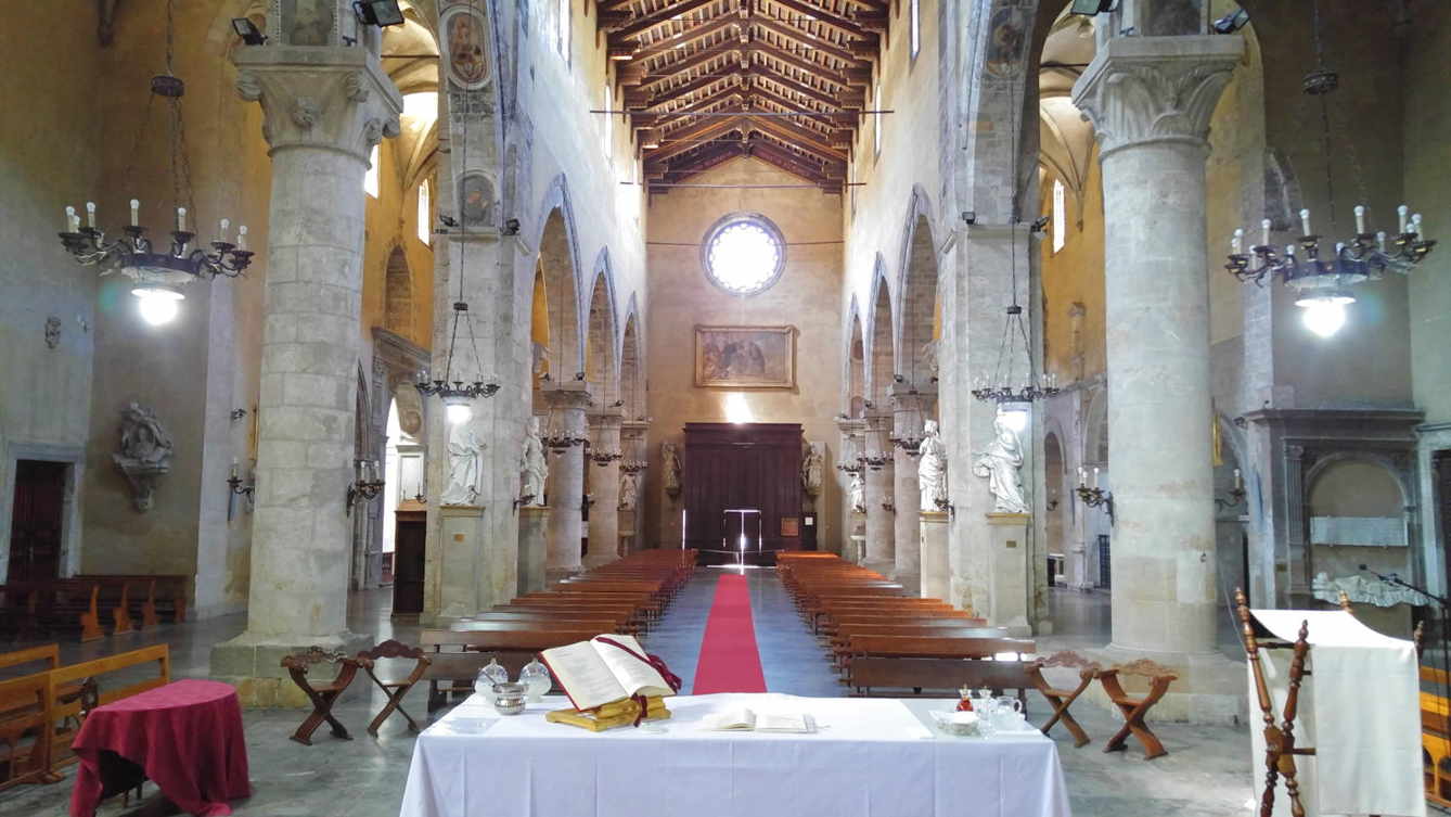 Basílica de San Francesco d'Assisi - nave central vista desde mesa de altar