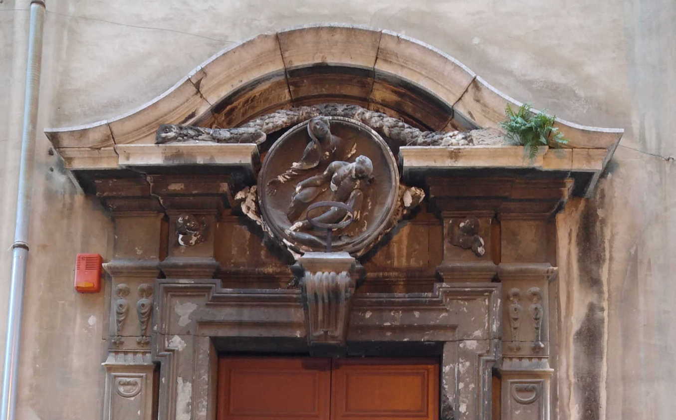 Santa Maria della Pietà - detalle portal lateral