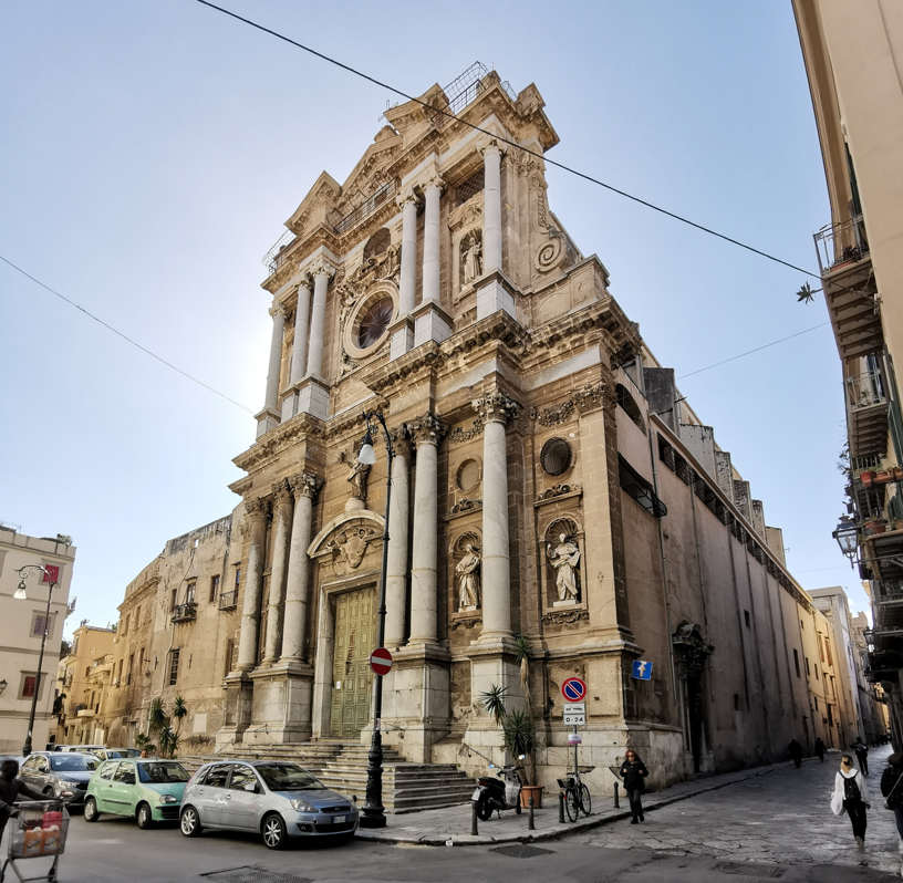 Santa Maria della Pietà - vista fachada con Via Alloro
