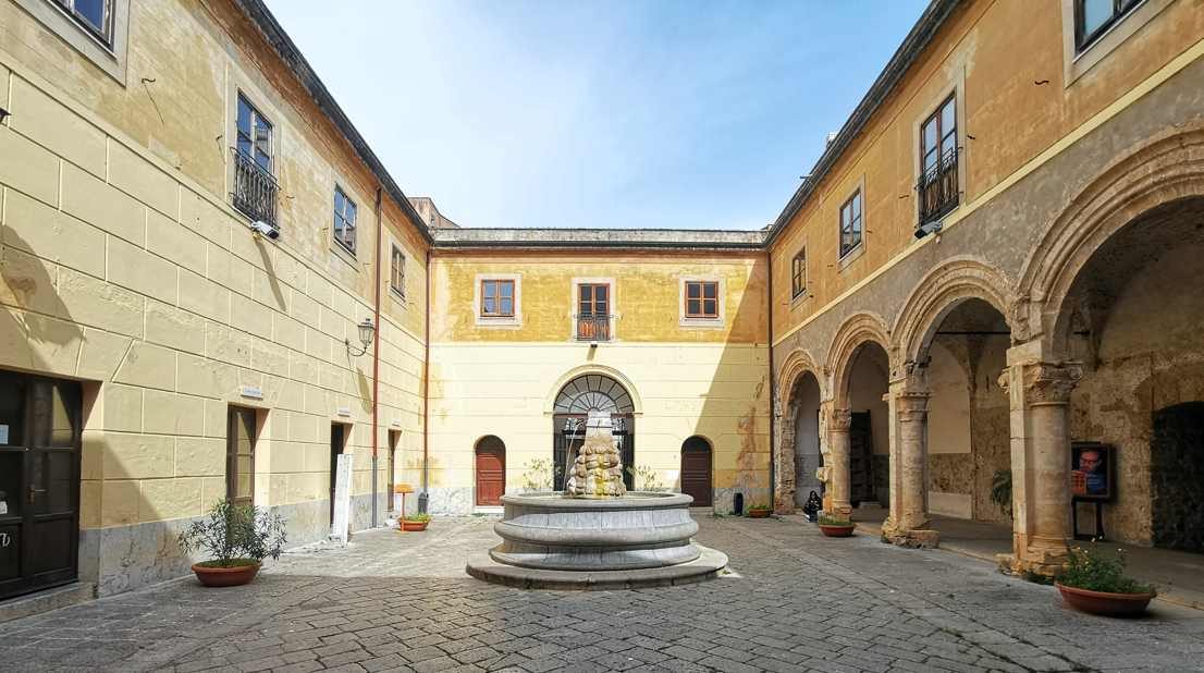 Santa Maria dello Spasimo - patio visto desde el pórtico del siglo XIX