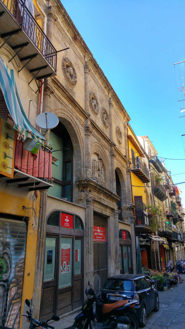 Mercado de la Vucciria - fachada de la Lonja de los Catalanes en la Via Argenteria
