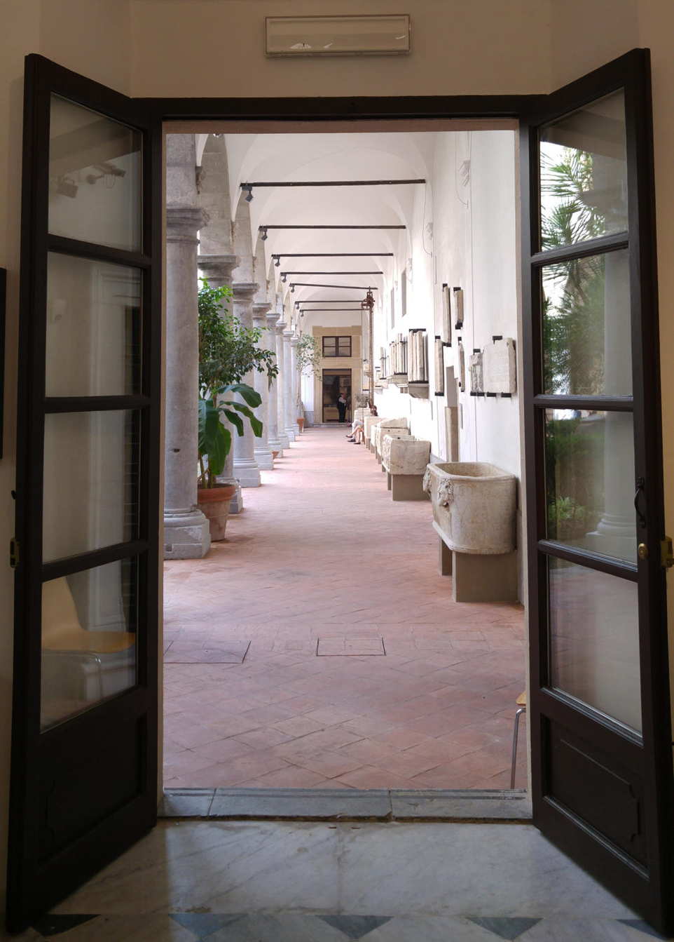 Museo Arqueológico Antonio Salinas - pórtico sur visto desde puerta sala pigrafía