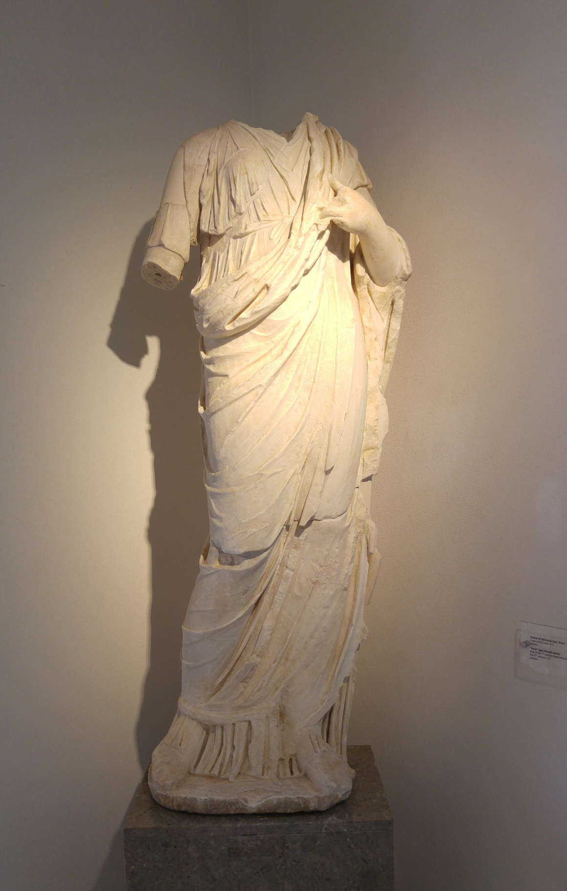 Museo Arqueológico Antonio Salinas - Estatua de jovencita