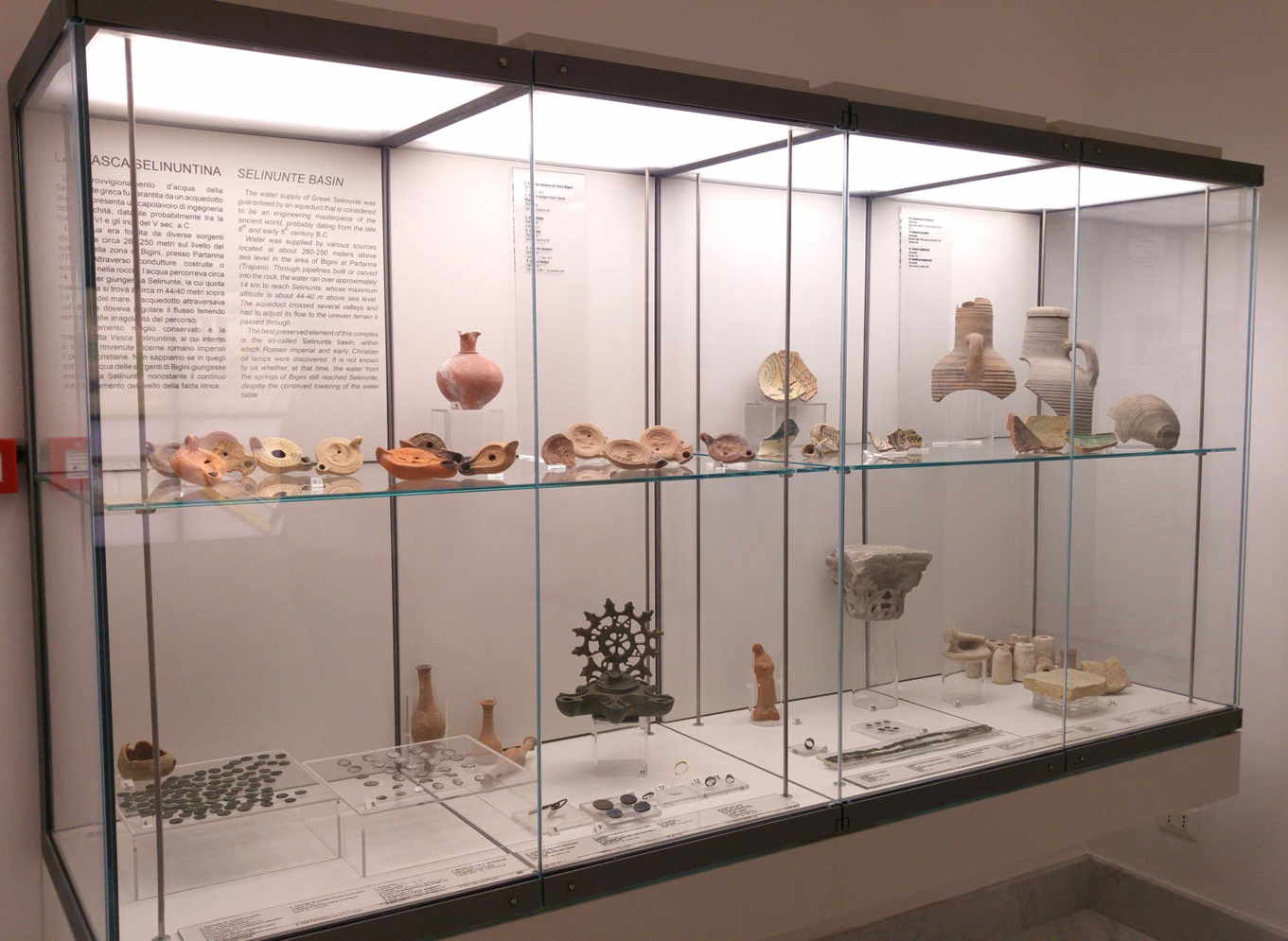 Museo Arqueológico Antonio Salinas - Selinunte - mostrador con hallazgos de varias épocas