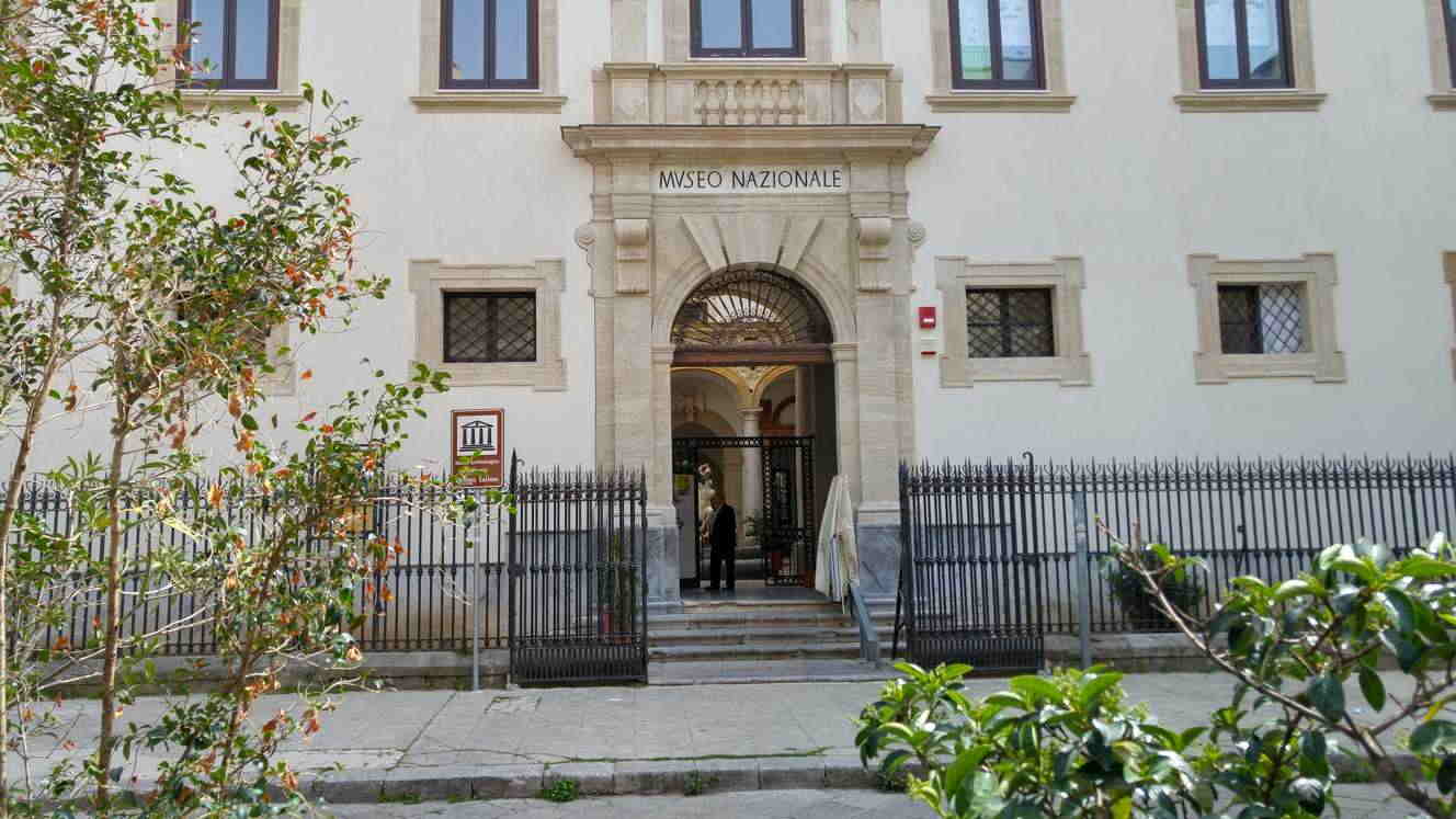 Museo Arqueológico Antonio Salinas - Portal museo en Piazza Olivella