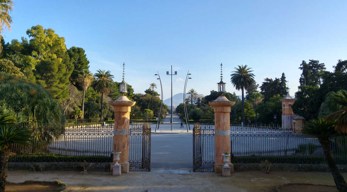 Palazzina Cinese - plaza circular frente entrada
