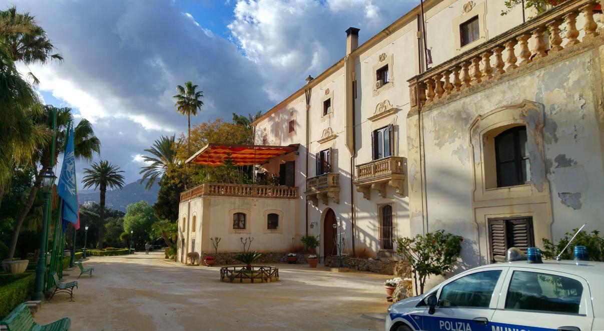 Villa Niscemi - fachada y camino entrada