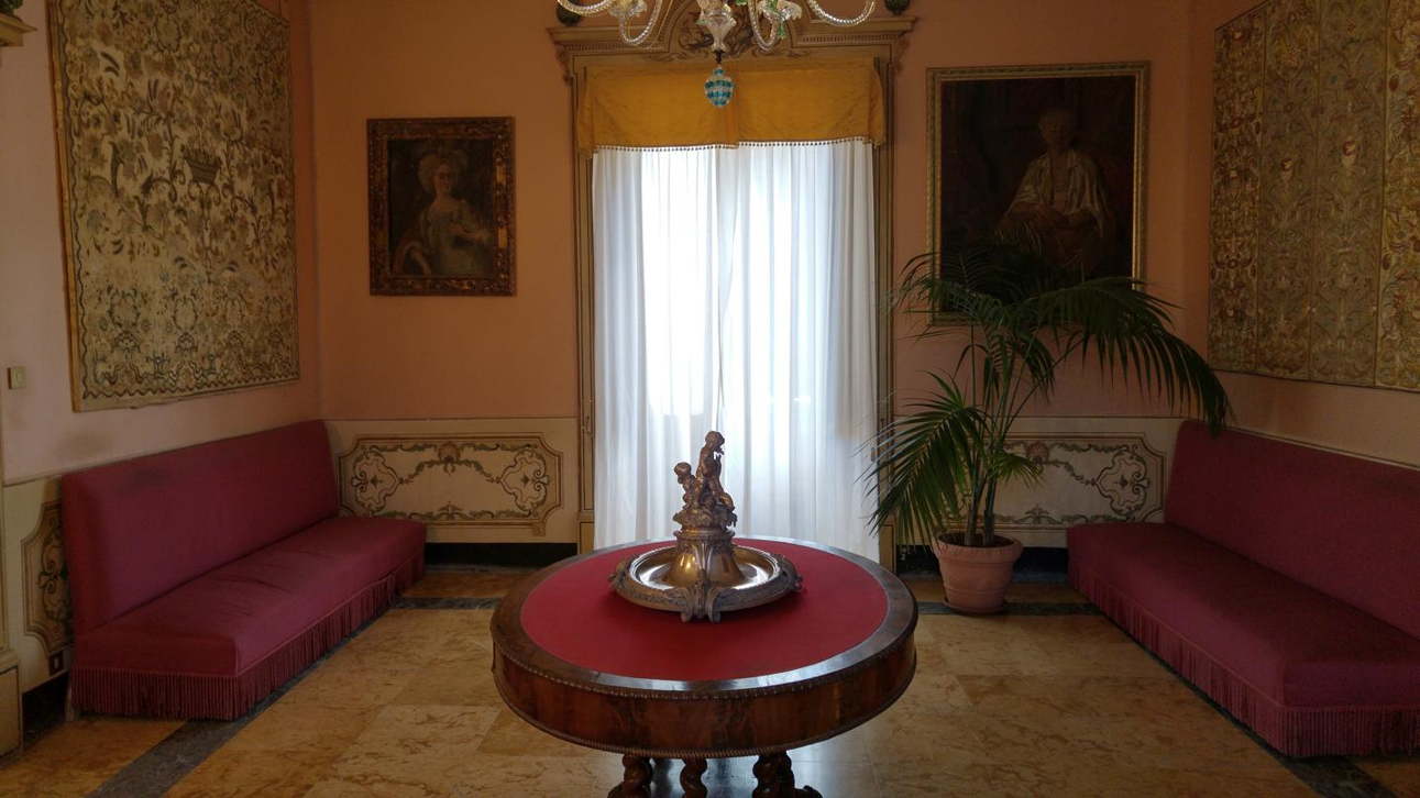 Villa Niscemi - pequeña sala decorada con tapices