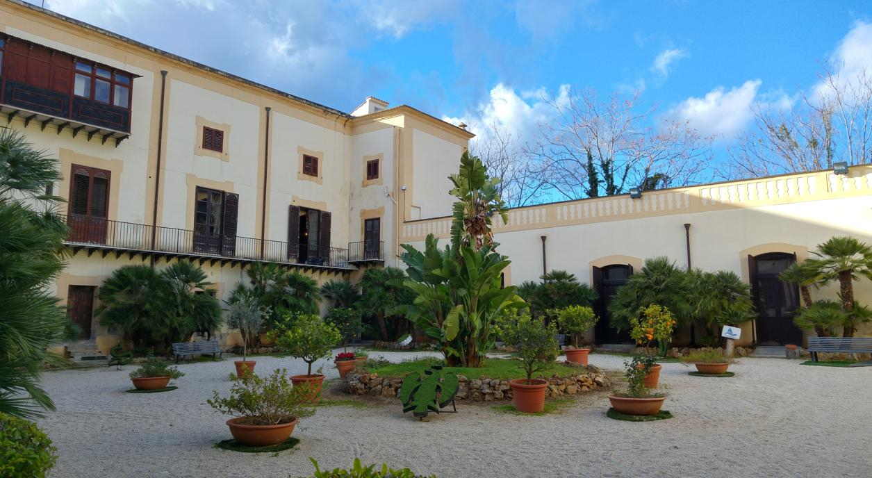 Villa Niscemi - vista del patio con los antiguos almacenes agrícolas