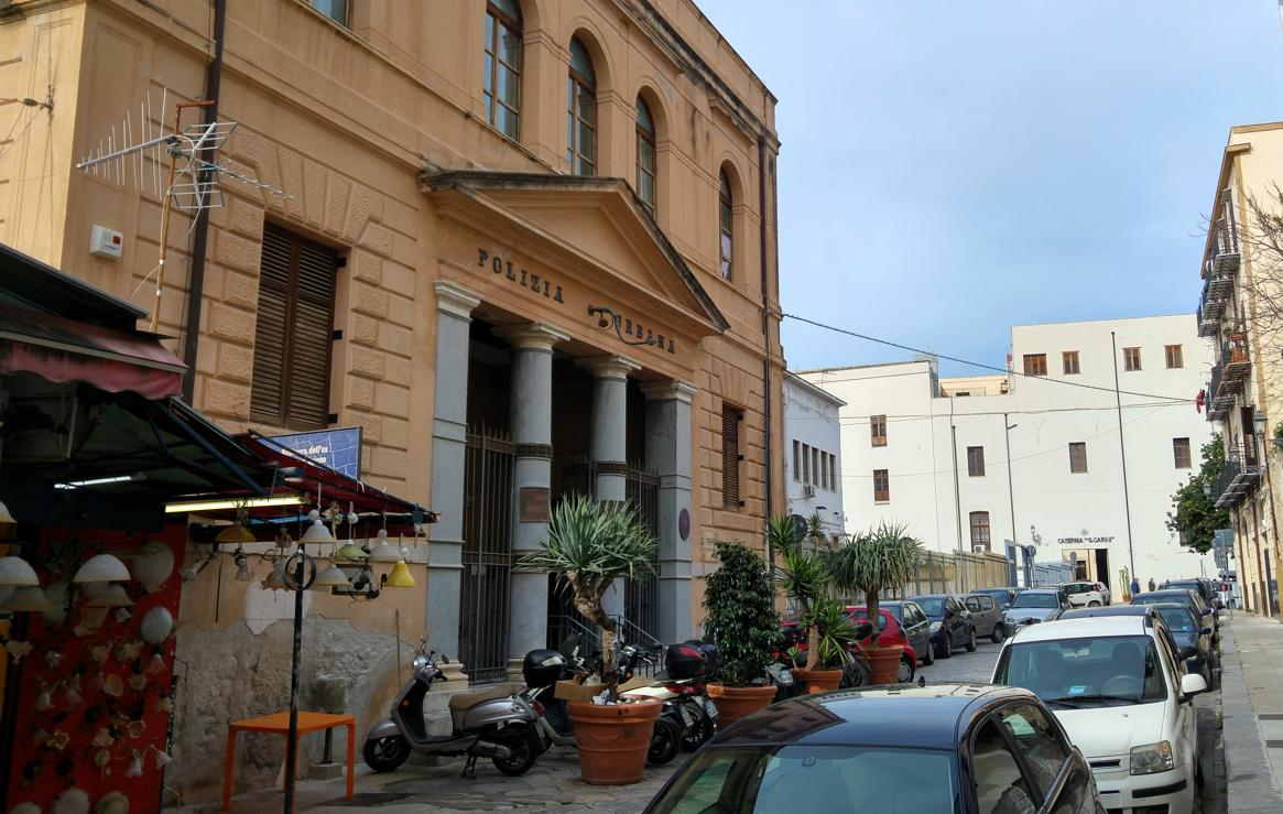 Mercado del Capo y Porta Carini - Palacio de la Policía Municipal de Palermo.