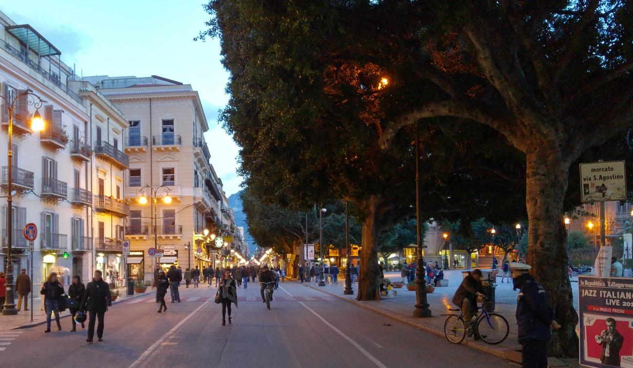 Via Maqueda - Principio calle frente Piazza Verdi