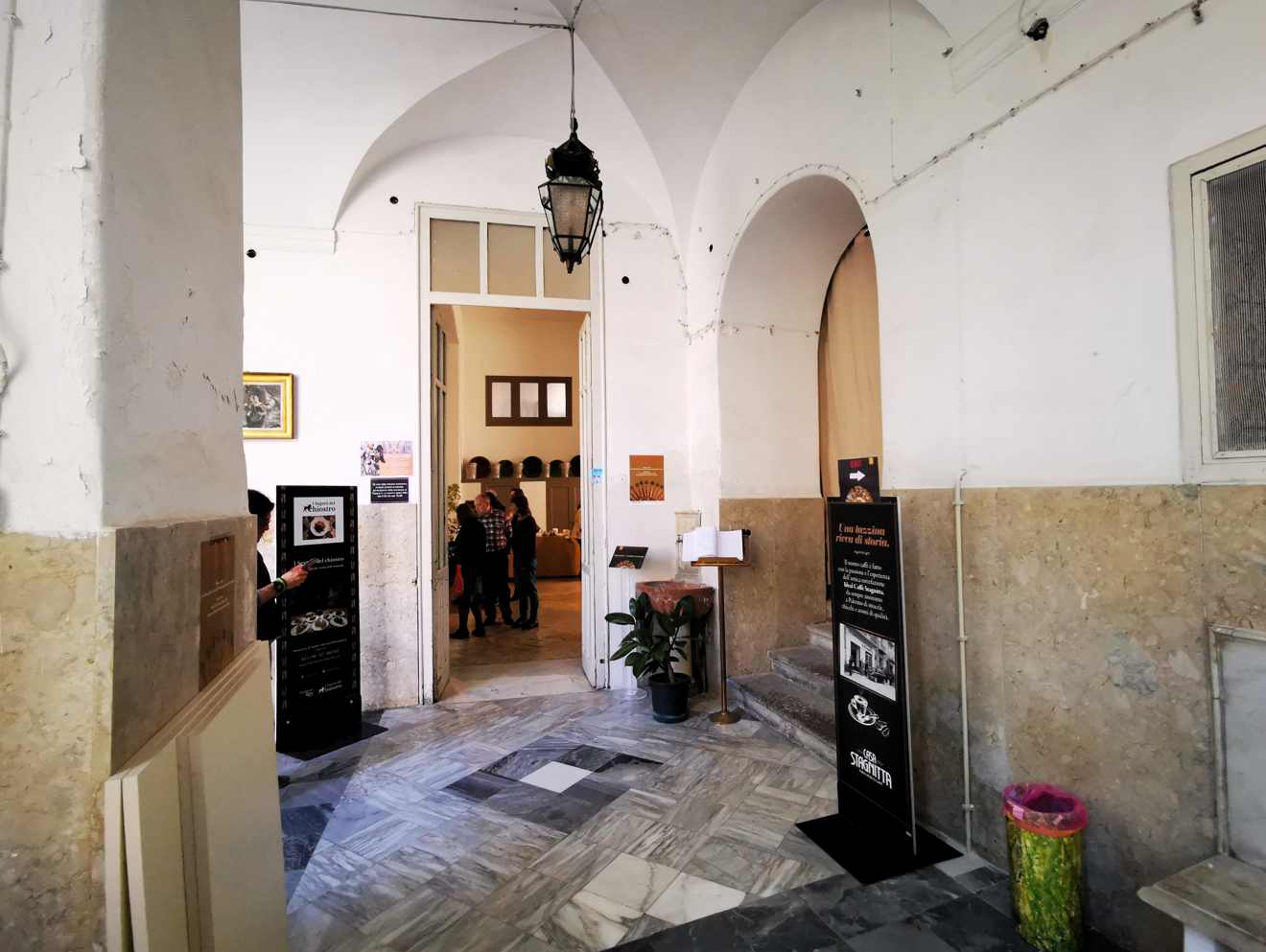 Piazza Bellini - pastelería del convento de Santa Caterina