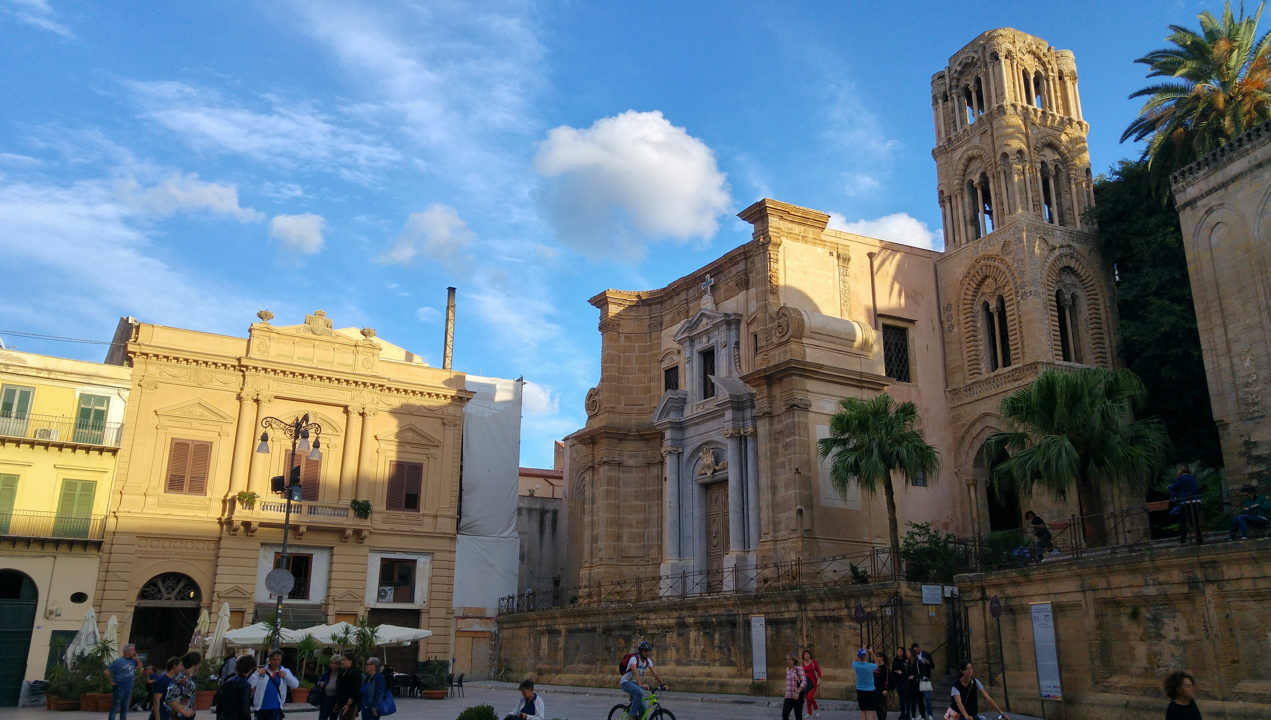 Teatro Bellini - el rincón de la plaza con el teatro junto a la iglesia de La Martorana