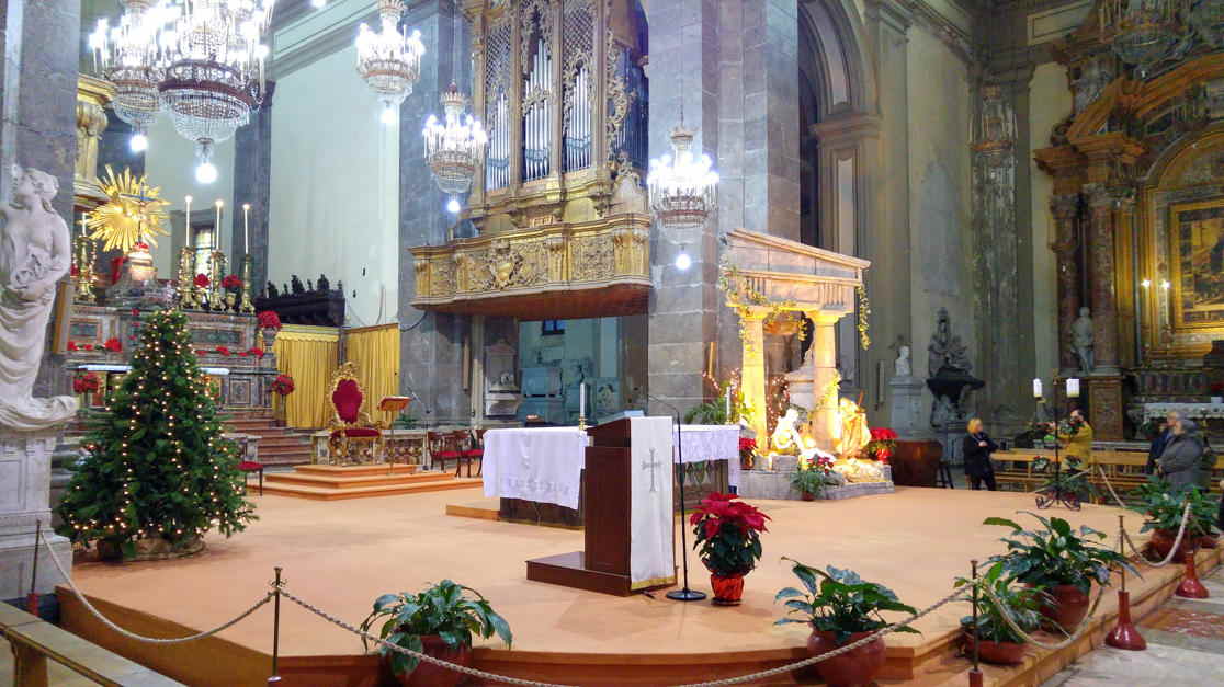 Iglesia de San Domenico - doble transepto con órgano, árbol de navidad y belén