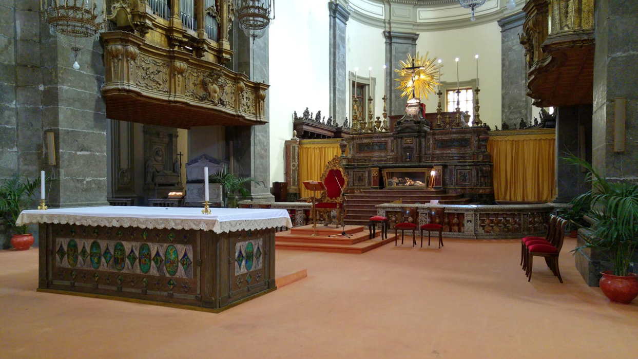 Iglesia de San Domenico - mesa ceremonial con presbiterio y altar mayor