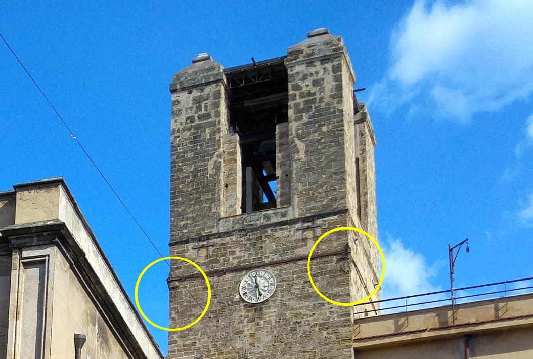 Iglesia de San Antonio Abate - escudos esquinas torre