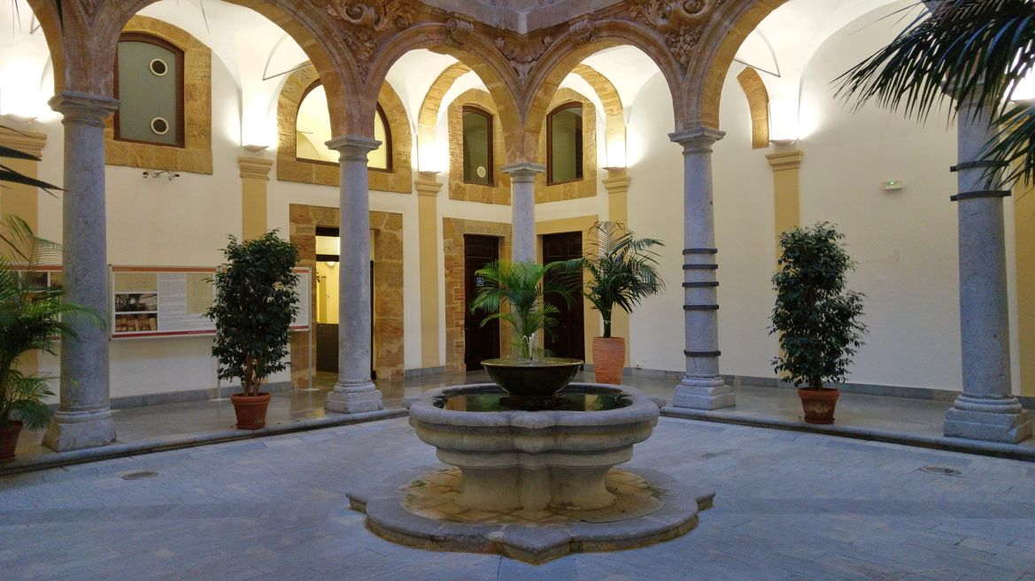 Archivio della Catena - patio interior