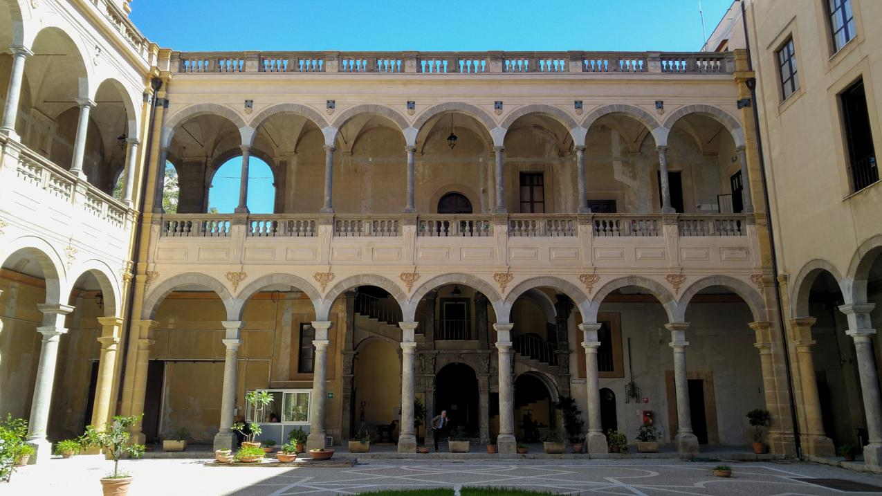 Biblioteca Regional de Sicilia - el lado este del claustro jesuita con la escalera que baja al patio