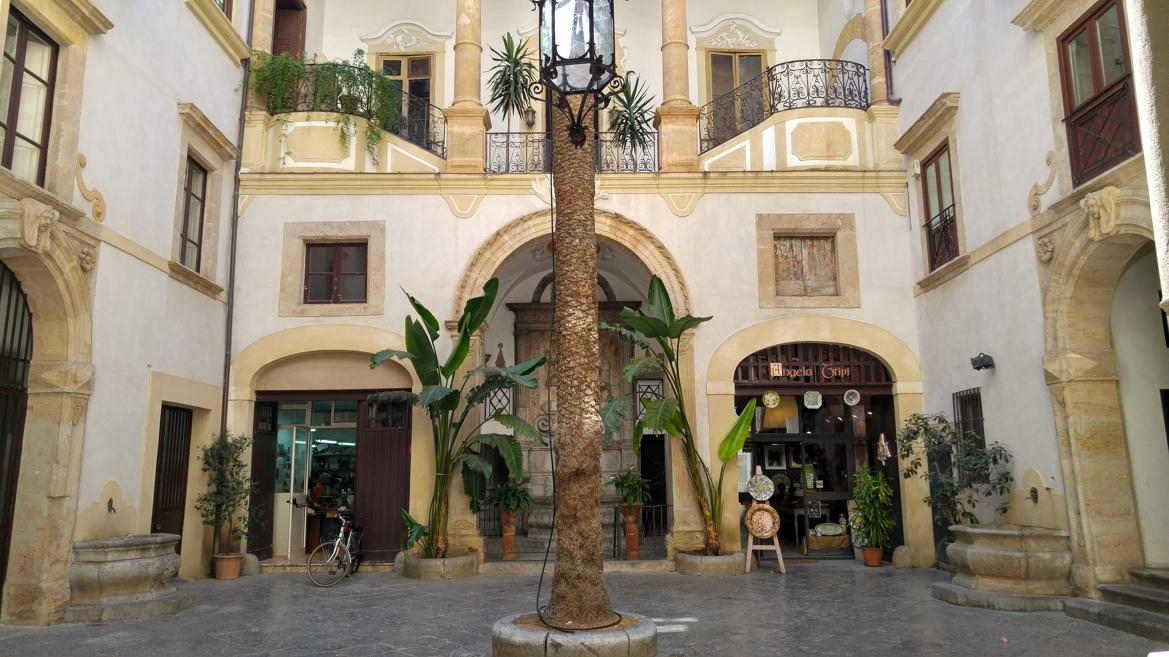 Palazzo Castrone Santa Ninfa - patio