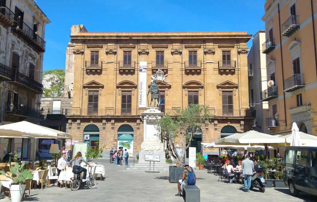 Palazzo Riso - fachada vista desde Piazza Bologni