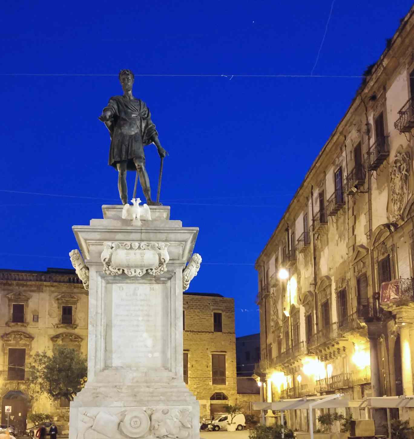 Piazza Bologni - Estatua Carlos I de España