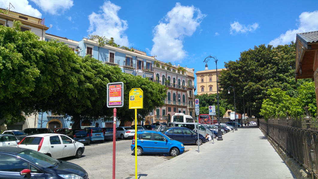 Lado norte Piazza Marina con parada buses turísticos