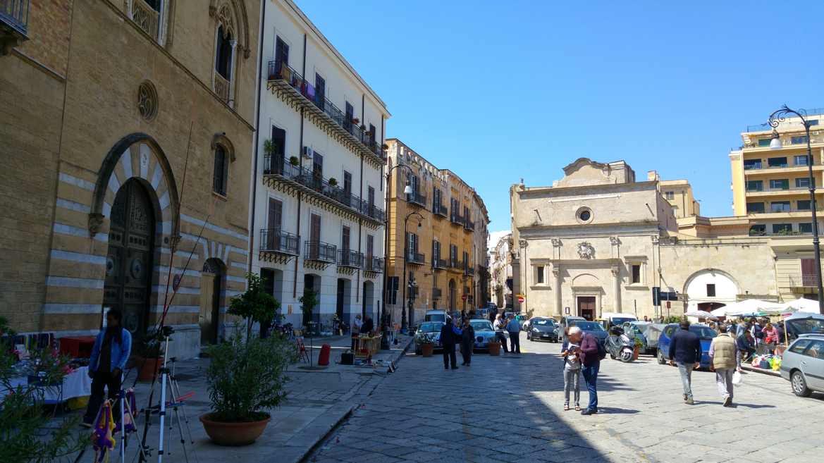 esquina de la Piazza Marina con la iglesia de Santa Maria dei Miracoli