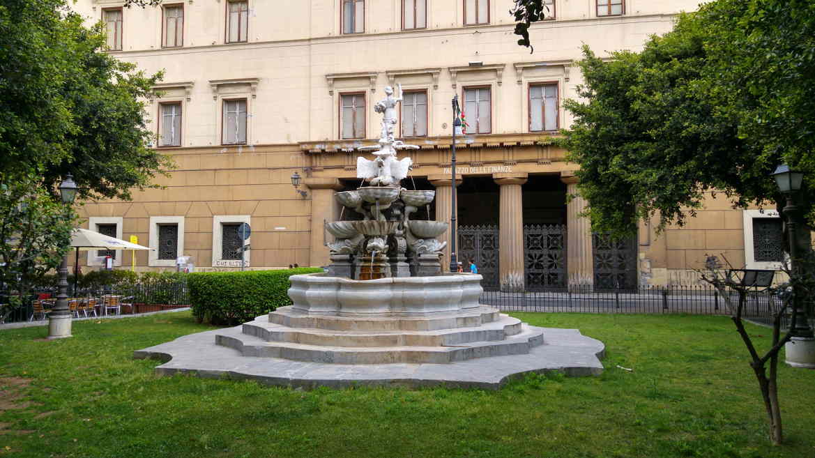 la Fontana del Garraffo y el Palazzo elle Finanze